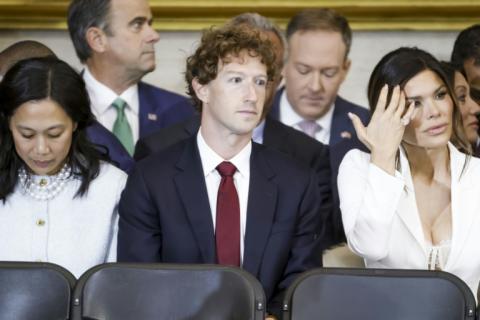 Mark Zuckerberg au Capitole à Washington, avec son épouse Priscilla Chan (g.), le 20 janvier 2025