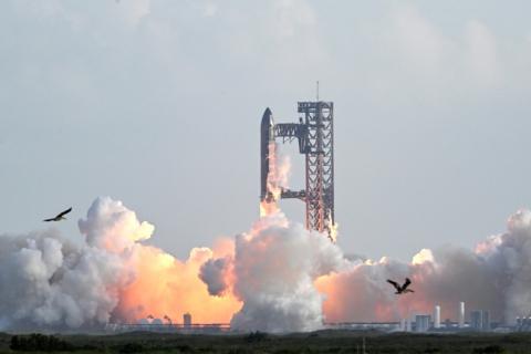 Nach mehreren missglückten Versuchen in den vergangenen Monaten hat die Riesenrakete "Starship" des US-Raumfahrtunternehmens SpaceX ihren zehnten Testflug erfolgreich absolviert.