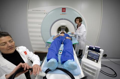 Un volontaire passe un IRM avec le nouvel appareil Iseult, au Commissariat à l'énergie atomique et aux énergies alternatives, à Gif-sur-Yvette, le 22 mars 2024