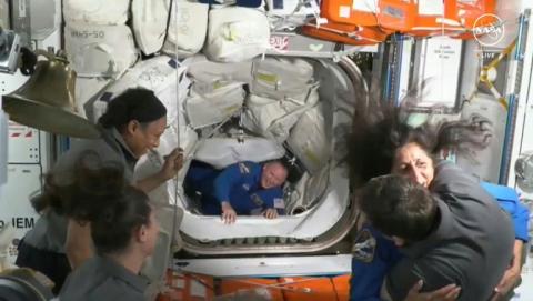 Les astronautes Suni Williams (habillée en bleu à droite) et Butch Wilmore (au centre) entrent dans la Station spatiale internationale après avoir fait le voyage à bord de la capsule Starliner de Boeing, le 6 juin 2024