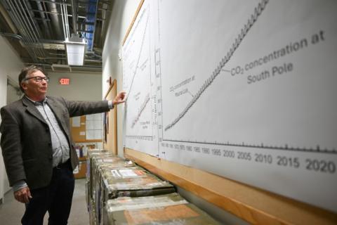 Le scientifique Tim Lueker montre un graphique représentant la courbe de Keeling, un indicateur majeur du changement climatique, le 11 avril 2025, à San Diego en Californie