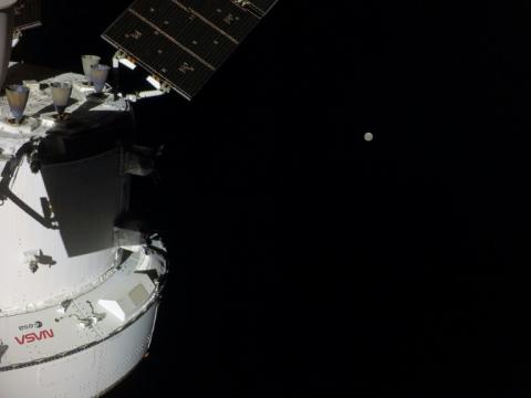 Die Astronauten der Mondmission Artemis 2 haben die Hälfte ihrer Reise zum Mond hinter sich. Die Orion-Kapsel befindet sich laut US-Raumfahrtbehörde Nasa bereits mehr als 219.000 Kilometer von der Erdoberfläche entfernt.