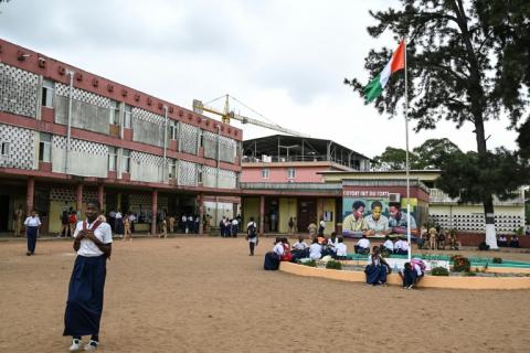 Vue générale des élèves dans la cour du Lycée Moderne de Cocody, à Abidjan (Côte d'Ivoire), le 22 septembre 2026