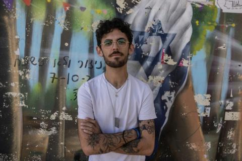 Shye Klein-Weinstein, rescapé de l'attaque sanglante du Hamas le 7 octobre 2023, au mémorial des victimes du festival Nova au kibboutz Reim, dans le sud d'Israël, le 30 mars 2025