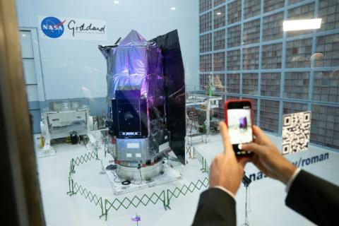 Un journaliste prenant en photo Le Nancy Grace Roman Space Telescope au centre Goddard de la Nasa à Greenbelt dans le Maryland, le 21 avril 2026
