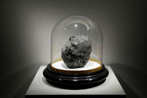 Orgueil, une chondrite tombée en France en 1864, lors de l'exposition "Météorites entre ciel et terre", le 17 octobre 2017 au Muséum national d'histoire naturelle à Paris