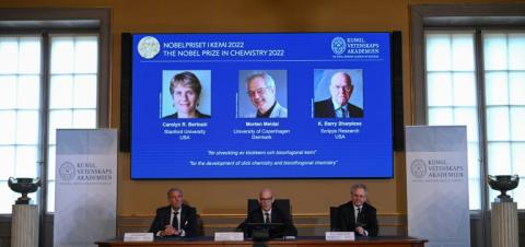 Der Nobelpreis für Chemie geht in diesem Jahr an drei Forscher aus den USA und Dänemark. Ausgezeichnet werden Carolyn Bertozzi und Barry Sharpless aus den USA und Morten Meldal aus Dänemark.