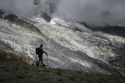 Angesichts von Extremwetter und Klimawandel sind die Schweizer Gletscher laut einer Studie in nur zwei Jahren um zehn Prozent geschrumpft.