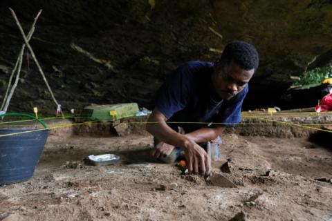Un étudiant en archéologie fouille la grotte de Youmbidi, au Gabon, le 27 juin 2025