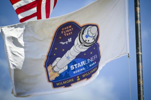 Un drapeau avec le logo de la première mission habitée du vaisseau Starliner de Boeing, à Cap Canaveral en Floride le 3 mai