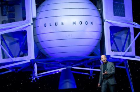 Jeff Bezos présente Blue Moon, un véhicule d'atterrissage lunaire, lors d'un événement Blue Origin à Washington, le 9 mai 2019