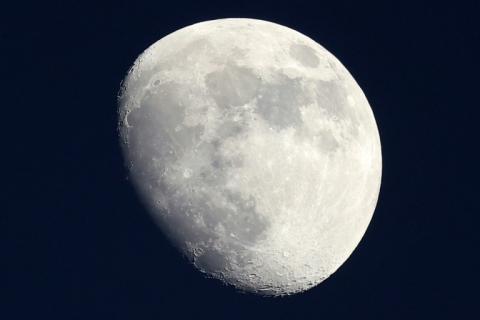 La lune se lève au sud de Doha, au Qatar, le 12 novembre 2024.