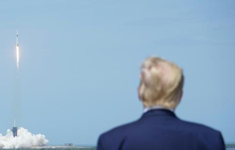 Donald Trump regarde le décollage d'une fusée Falcon 9 de SpaceX pour la mission Demo-2, en Floride le 30 mai 2020