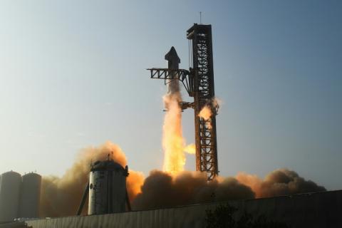 La fusée Starship décolle pour la première fois le 20 avril depuis la base spatiale Starbase de SpaceX, à Boca Chica, au Texas, le 20 avril 2023