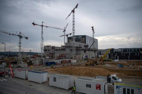 Der internationale Kernfusionsreaktor Iter tritt in eine entscheidende Bauphase. Am Dienstag wurde im südfranzösischen Saint-Paul-lès-Durance offiziell mit der Montage des gigantischen Forschungsreaktors begonnen.
