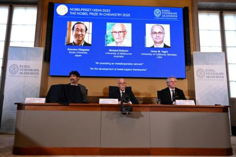 Für die Entwicklung metallorganischer Gerüste werden drei Wissenschaftler mit dem diesjährigen Chemie-Nobelpreis ausgezeichnet. Der Preis geht an den Japaner Susumu Kitagawa, den US-Jordanier Omar Yaghi und den in Großbritannien geborenen Richard Robson.
