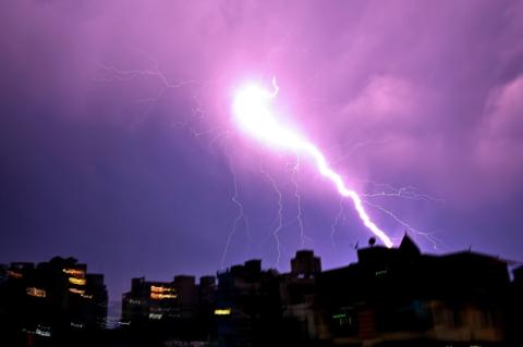 La foudre illumine le ciel nocturne durant une tempête à Guwahati en Inde, le 31 mars 2024