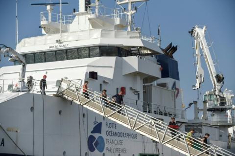 Des scientifiques de l'Ifremer déchargent des coraux du navire "Thalassa" amarré dans le port de Brest après une mission dans l'océan Atlantique, le 31 août 2022 dans le Finistère