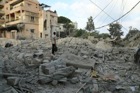 Un homme au milieu des décombres après des frappes aériennes israéliennes survenues la veille, près du site archéologique des thermes romains à Tyr, dans le sud du Liban, le 8 juin 2026