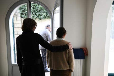 Une aide-soignante aide une résidente âgée, atteinte d'Alzheimer, dans une maison à L'Hay-les-Roses, en banlieue parisienne, le 17 février 2022