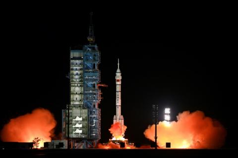 Eine neue Crew von Taikonauten ist auf der chinesischen Raumstation Tiangong eingetroffen. Die drei Raumfahrer erreichten am Mittwoch wie geplant die Station, wie die staatliche chinesische Nachrichtenagentur Xinhua berichtete.