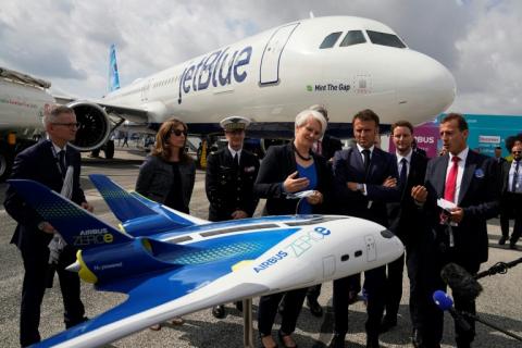 Le président Emmanuel Macron et le PDG d'Airbus Guillaume Faury examinent le concept d'avion Airbus Zero lors du Salon international de l'aéronautique et de l'espace de Paris-Le Bourget, le 19 juin 2023