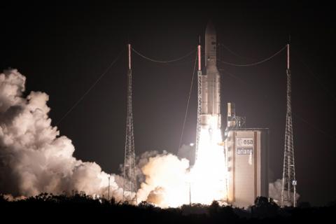 Décollage d'une fusée Ariane V du centre spatial européen, le 26 novembre 2019 à Kourou, en Guyane française