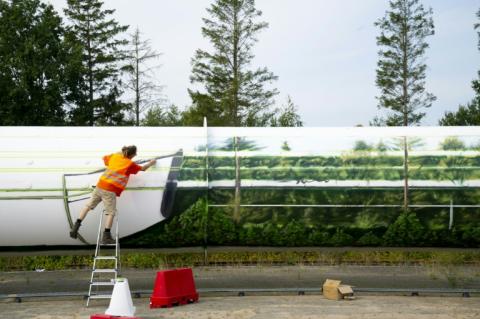 Le tunnel d'essai du Centre européen de la société néerlandaise Hardt Hyperloop, en train d'être repeint à Veendam aux Pays-Bas, le 7 septembre 2024