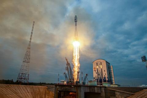 Die russische Raumsonde Luna-25 ist nach Angaben der russischen Raumfahrtbehörde Roskosmos auf dem Mond abgestürzt. Die Kommunikation mit der Raumsonde sei am Samstag gegen 14.57 Uhr (Ortszeit, 13.57 MESZ) abgebrochen, teilte Roskosmos am Sonntag mit.