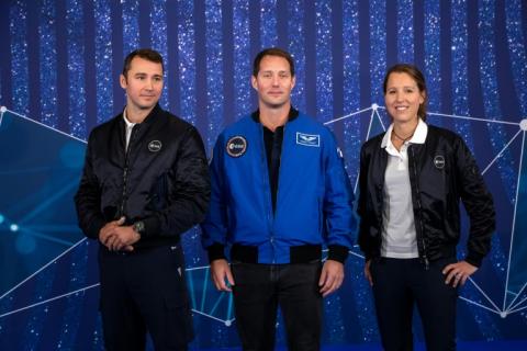 Les astronautes français Arnaud Prost (g), Thomas Pesquet (c) et Sophie Adenot (s), lors d'une cérémonie de présentation des cinq nouvelles recrues astronautes de carrière de l'Agence spatiale européenne à Paris, le 23 novembre 2022