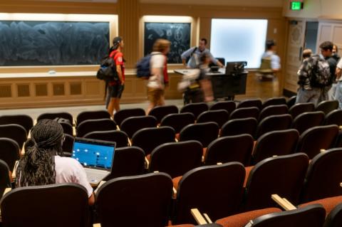 Le gouvernement américain a annoncé qu'il allait commencer à recouvrer les dettes étudiantes impayées, y compris au moyen de saisies sur les salaires, après une pause de plusieurs années