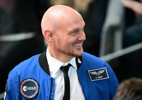 Baden-Württembergs Ministerpräsident Winfried Kretschmann (Grüne) hat den Astronauten Alexander Gerst mit dem Ehrentitel Professor ausgezeichnet. "Sie begeistern für Wissenschaft, für Raumfahrt, für Natur und Technik", erklärte er in Stuttgart.