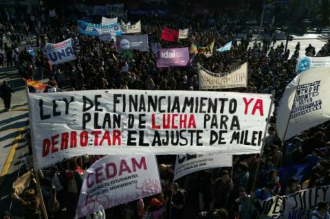 Zehntausende Menschen haben in der argentinischen Hauptstadt Buenos Aires gegen die Kürzung öffentlicher Gelder für staatliche Universitäten demonstriert. Es war der vierte derartige Großprotest seit dem Amtsantritt von Präsident Milei Ende 2023.
