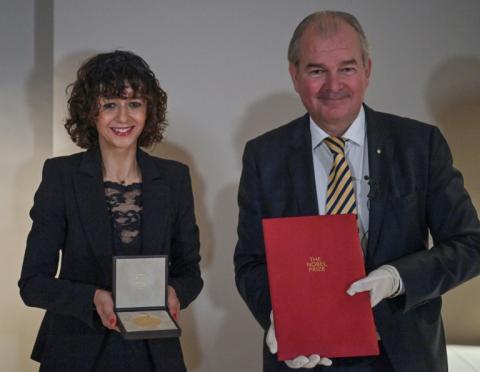 In Berlin ist am Montag der diesjährige Chemie-Nobelpreis der Französin Emmanuelle Charpentier überreicht worden.