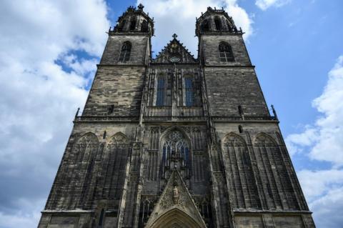 Mehr als tausend Jahre nach seinem Tod werden die Gebeine des legendären Kaisers Otto I. in einem neuen Sarg im Magdeburger Dom beigesetzt. Am kommenden Dienstag ist eine feierliche Zeremonie geplant.