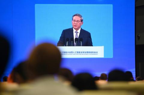 Angesichts der geplanten Lockerung der Vorgaben für Künstliche Intelligenz (KI) in den USA hat Chinas Ministerpräsident Li vor den Risiken einer unkontrollierten Entwicklung gewarnt. Er forderte "ein Gleichgewicht zwischen Entwicklung und Sicherheit".