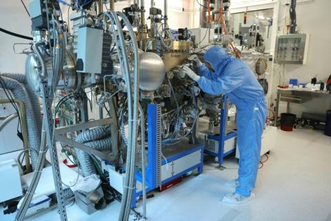 Un chercheur travaille dans un laboratoire de recherche III-V Lab de Nokia-Thales-CEA Leti, à Palaiseau, au sud de Paris, le 16 octobre 2024