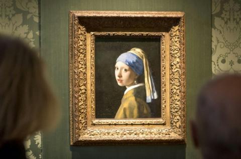 Le tableau "La Jeune Fille à la perle" de Johannes Vermeer au Musée Mauritshuis de La Haye, le 27 octobre 2022