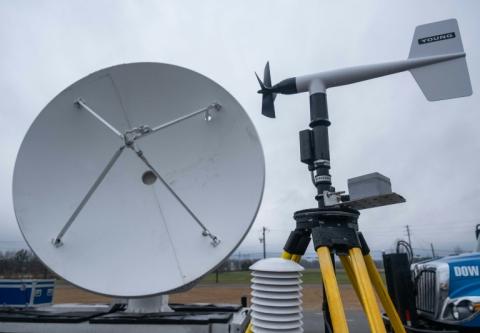 Un radar et une station météorologique lors d'une campagne de la NOAA visant à étudier les tornades, à Memphis, le 8 février 2023 dans le Tennessee
