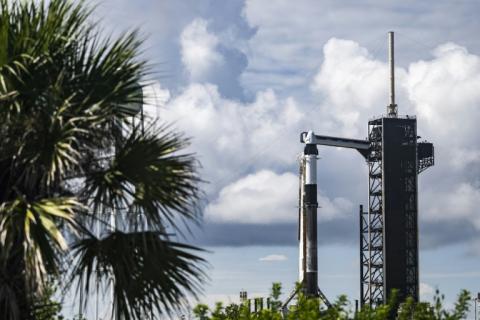 Une fusée Falcon 9 de SpaceX avec la capsule Crew Dragon Resilience pour la mission Polaris Down, au Centre spatial Kennedy, le 26 août 2024 en Floride