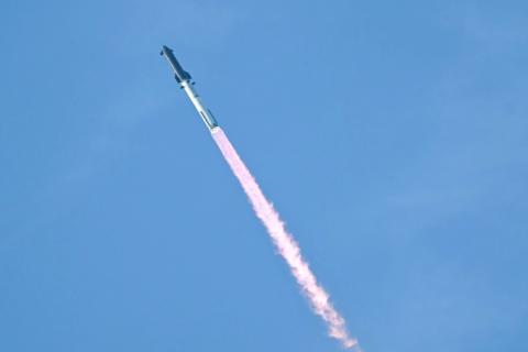 Eine Starship-Rakete des privaten US-Raumfahrtunternehmens SpaceX ist erstmals in eine Erdumlaufbahn gestartet. Die Riesenrakete hob am Montag zu ihrem 14. Testflug vom Weltraumbahnhof Starbase in Texas ab und erreichte nach kurzer Zeit den Orbit.