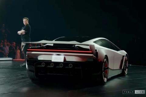 Capture d’écran réalisée le 16 octobre 2026 à partir d’une retransmission en direct diffusée par Tesla montrant le milliardaire Elon Musk dévoilant la nouvelle génération de la voiture électrique Roadster, le 15 octobre à McGregor, au Texas