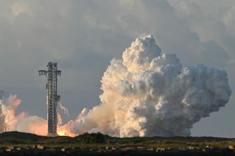 Eine Starship-Rakete des privaten US-Raumfahrtunternehmens SpaceX ist erstmals zu einem Flug auf einer Erdumlaufbahn gestartet. Die Riesenrakete hob am Montag vom Weltraumbahnhof Starbase in Texas ab.