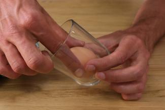 a. Gib das Ei vorsichtig (ohne es zu zerbrechen) in ein Glas.
