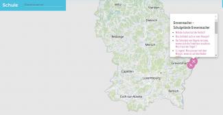 Screenshot von fudo.lu. Angezeigt werden Lernorte (rosa Punkte mit Kreuzen) und Beispiele von Lerninhalten (Pop-Up Fenster) in der Gemeinde Grevenmacher. 