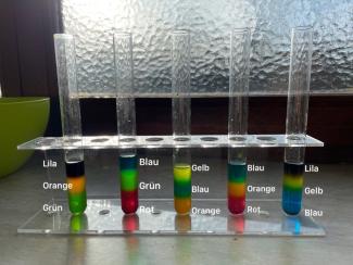 5 Reagenzgläser, die die Schüler gezeigt bekommen