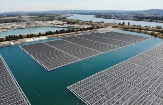 Une centrale photovoltaïque flottante à Piolenc, dans le sud de la France, le 30 juillet 2019