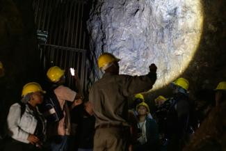 Le guide Kenth Mawete accompagne des visiteurs dans les grottes de Sterkfontein, le 15 avril 2025 à Krugersdorp, près de Johannesburg, en Afrique du Sud