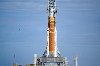 La fusée lunaire SLS et le vaisseau spatial Orion, intégrés pour la mission Artemis II, sur le pas de tir 39B du Centre spatial Kennedy à Cap Canaveral, en Floride, le 30 janvier 2026