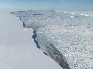 Ein riesiger Eisberg hat sich in der Antarktis vom Festland gelöst. Wie die Forscher vom British Antarctic Survey berichteten, brach der rund 1550 Quadratkilometer große Eisberg mit dem Namen Chasm-1 am Sonntagabend ab.